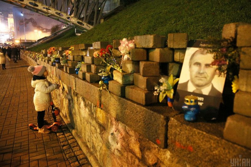 У Києві чоловік осквернив струменем пам'ятник Героям Небесної Сотні