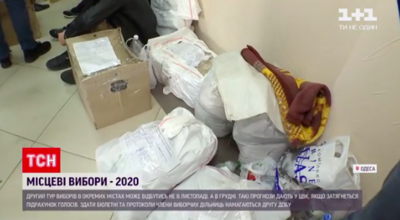 Сплять на мішках з бюлетенями: в Україні голови дільниць добу не можуть здати протоколи