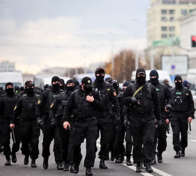 В Минске силовики жестко разогнали колонну протестующих, много задержанных