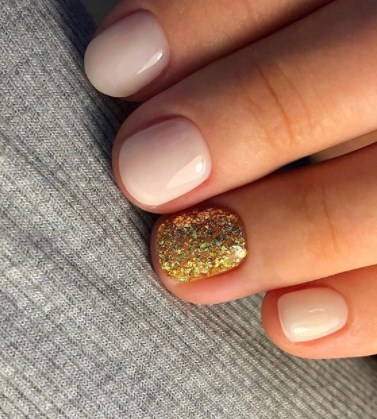 Модний нюдовий манікюр осінь 2020
