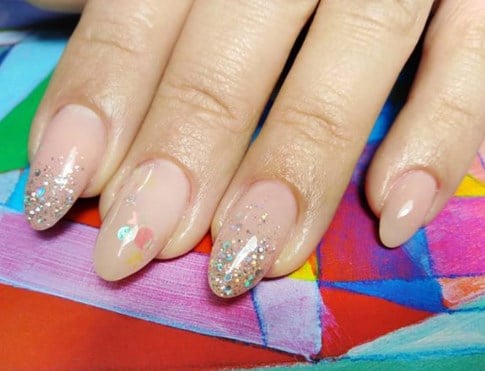 Модний нюдовий манікюр осінь 2020