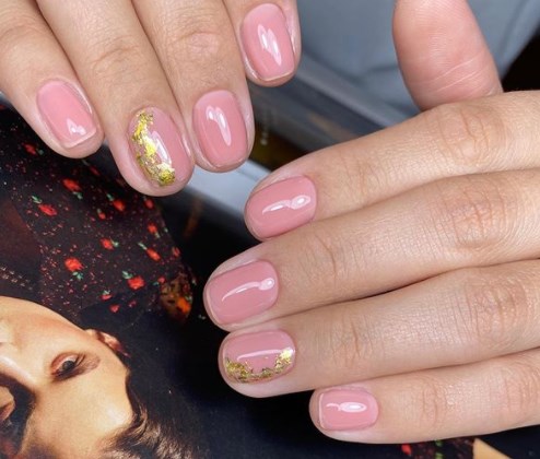 Модний нюдовий манікюр осінь 2020