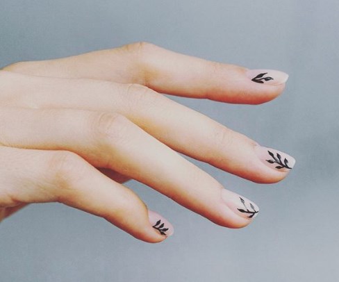 Модний нюдовий манікюр осінь 2020