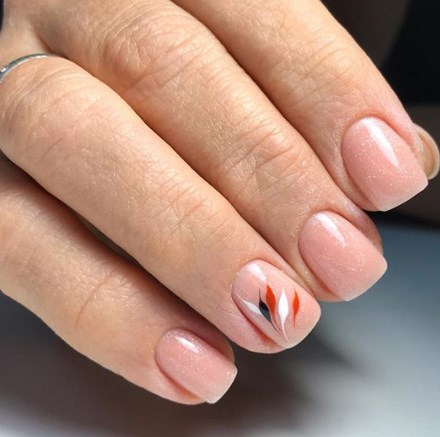 Модний нюдовий манікюр осінь 2020