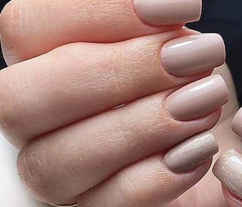 Модний нюдовий манікюр осінь 2020