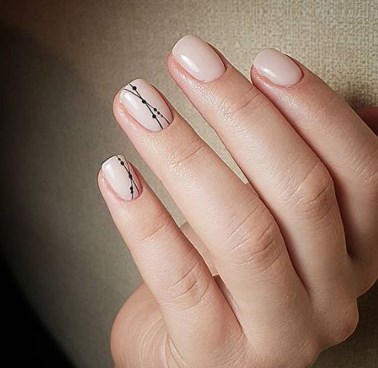 Модний нюдовий манікюр осінь 2020