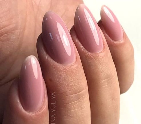 Модний нюдовий манікюр осінь 2020