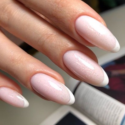 Модний нюдовий манікюр осінь 2020