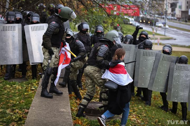 В Минске более 600 задержанных, а силовики вновь стягивают технику