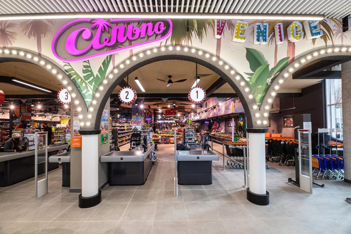 'Вона зі мною, вуглепластик' : у Львові відкрився супермаркет у стилі GTA: San Andreas 'Вона зі мною, вуглепластик' : у Львові відкрився супермаркет у стилі GTA: San Andreas