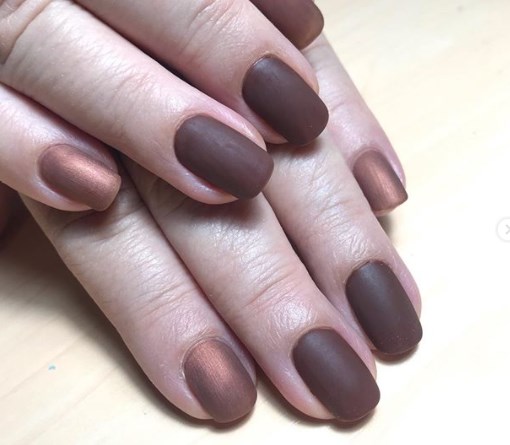 Шоколадний манікюр осінь 2020