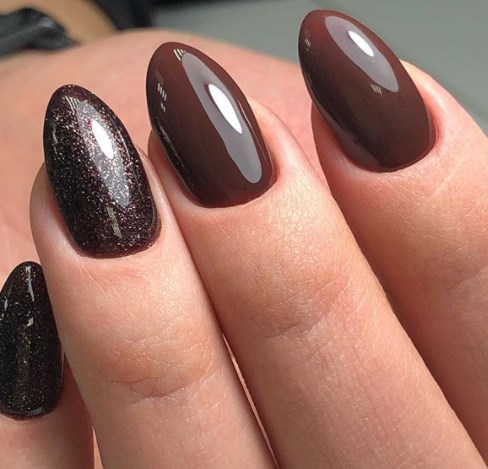Шоколадний манікюр осінь 2020