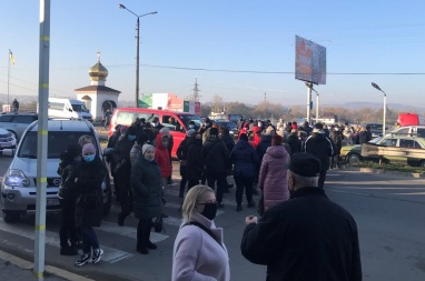 В Черновцах бизнесмены из-за карантина выходного дня перекрыли дорогу – Карантин выходного дня В Черновцах бизнесмены из-за карантина выходного дня перекрыли дорогу – Карантин выходного дня