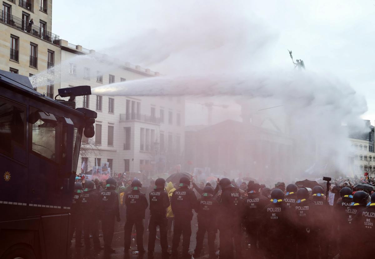 В Германии водометами разогнали протестующих