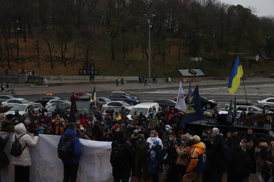 Активисты везут шины и асфальт к Зеленскому в Феофанию