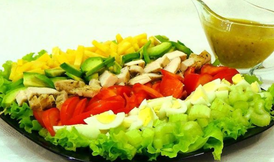 Эксперт сообщила, что американский салат подают на большом блюде – ингредиенты не смешивают и не заправляют – Кобб салат рецепт 