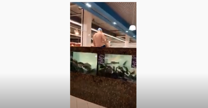 В супермаркете Херсона покупатель в плавках нырнул в аквариум