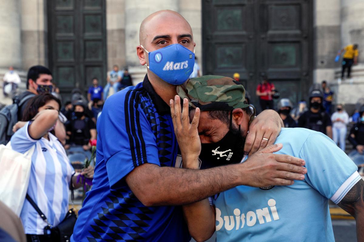 Массовые беспорядки и задержания: как прощаются с Марадоной в Аргентине