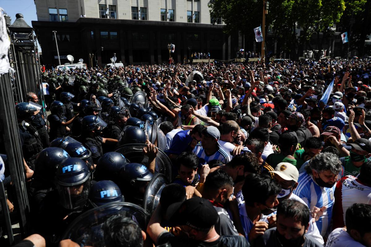 Прощання з Марадоною