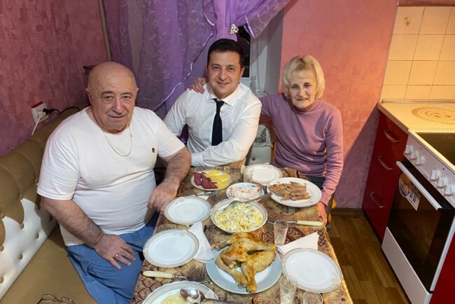 ​Пустые рюмки​ и курица с колбасой: как Зеленского встретили родители в Кривом Роге