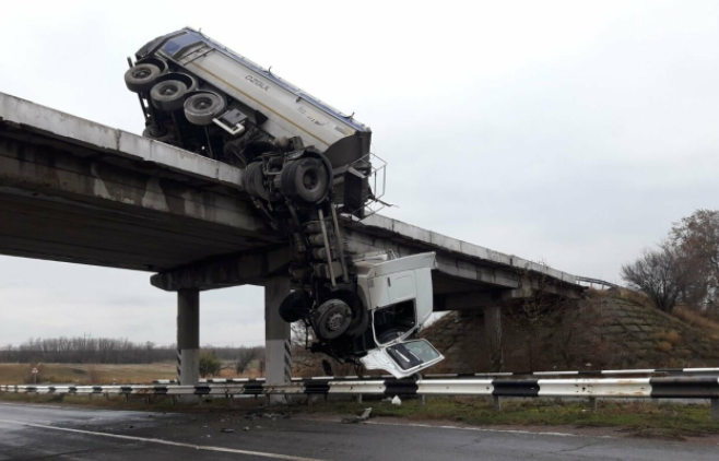 Під Маріуполем фура потрапила у незвичайну аварію Під Маріуполем фура потрапила у незвичайну аварію