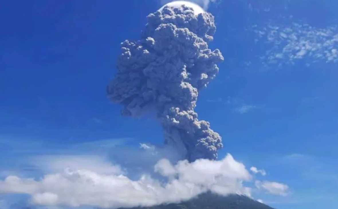Столб дыма и лава: в Индонезии произошло извержение вулкана