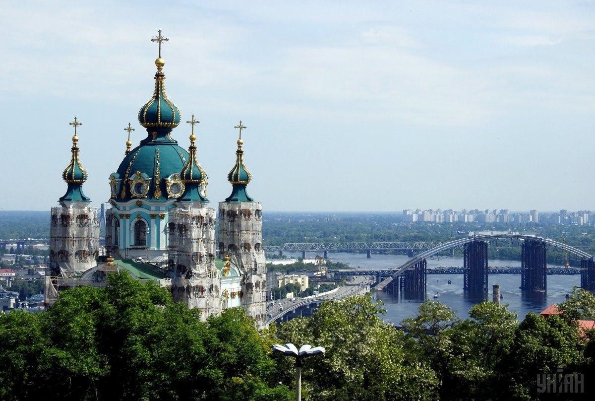 Церковь в киеве. Андреевская Церковь вид с Днепра. Киев. Киев вид на Андреевскую Церковь с горы. Киев вид с левого берега на Андреевскую Церковь.