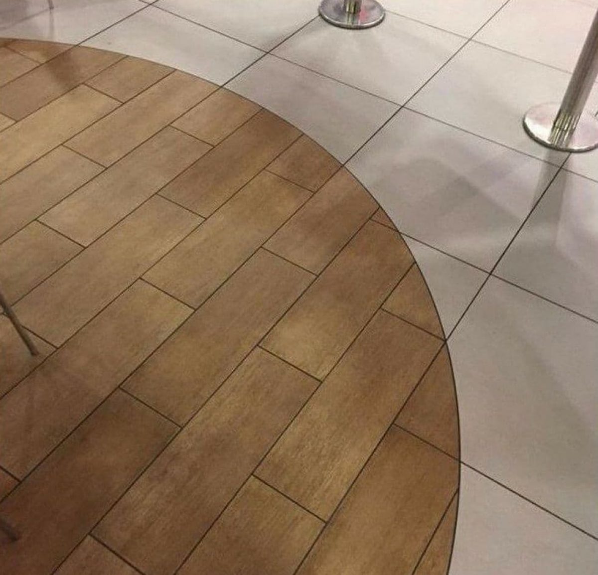 Стык плитки и кварц винила. Соединитель плитки и ламината. Плитка и ламинат в один уровень. Стык между плиткой и ламинатом. Ламинат плитка.