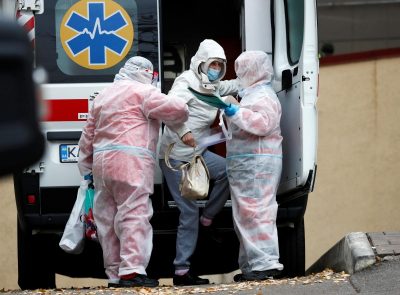 Бракує лікарів і ліжок: в Україні почалося "медичне сортування" пацієнтів з COVID-19