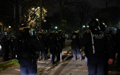 У Парижі жорстко розігнали водометами акцію протесту У Парижі жорстко розігнали водометами акцію протесту