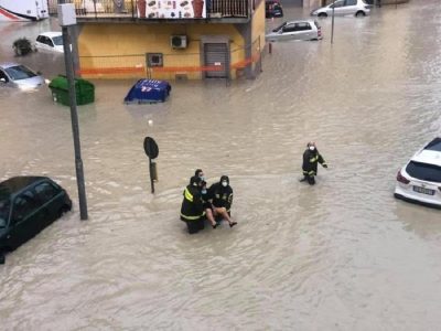 Обрушился мост, затопило дороги: города Италии смывает наводнение