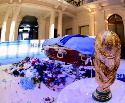 Последнее фото с Марадоной вызвало скандал в Аргентине​