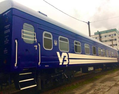 В Україні змінюють колір пасажирських вагонів у поїздах В Україні змінюють колір пасажирських вагонів у поїздах