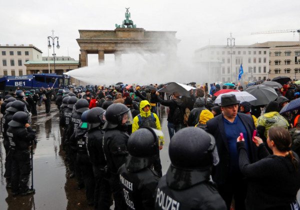 Бунт проти карантину: поліція водометами розігнала акцію протесту у Берліні ​