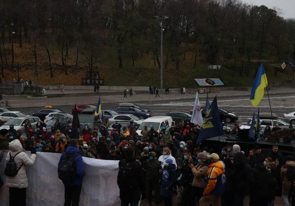Активісти везуть шини та асфальт до Зеленського у Феофанію