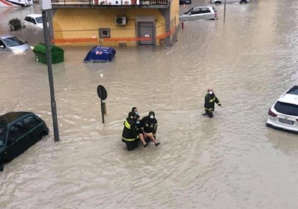 Обвалився міст, затопило дороги: міста Італії змиває повінь