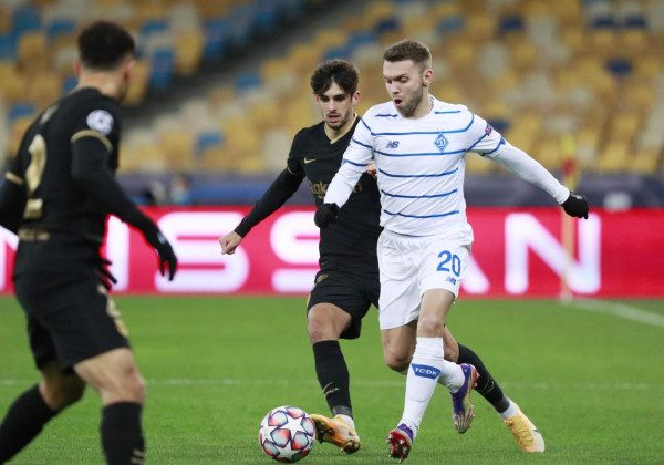 Динамо вдома розгромно програло Барселоні