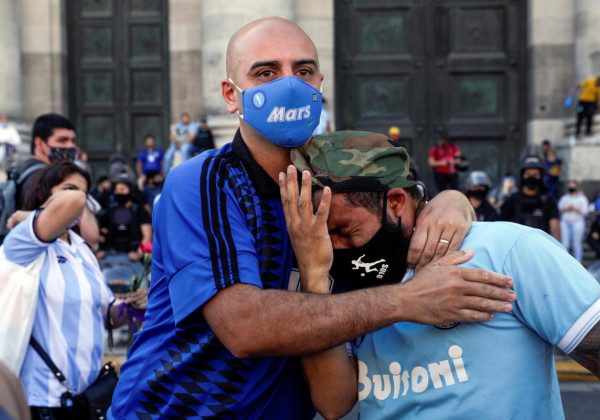 Масові заворушення і затримання: як прощаються з Марадоною в Аргентині