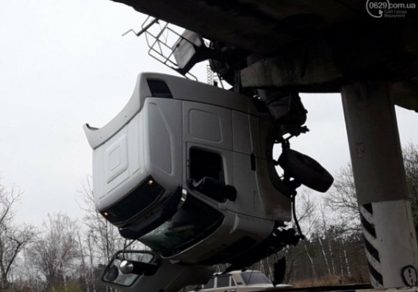 Під Маріуполем фура "повісилася" на мосту: названо причину незвичайної ДТП