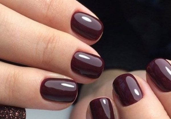 Модний і таємничий манікюр марсала на зиму 2021 - фото