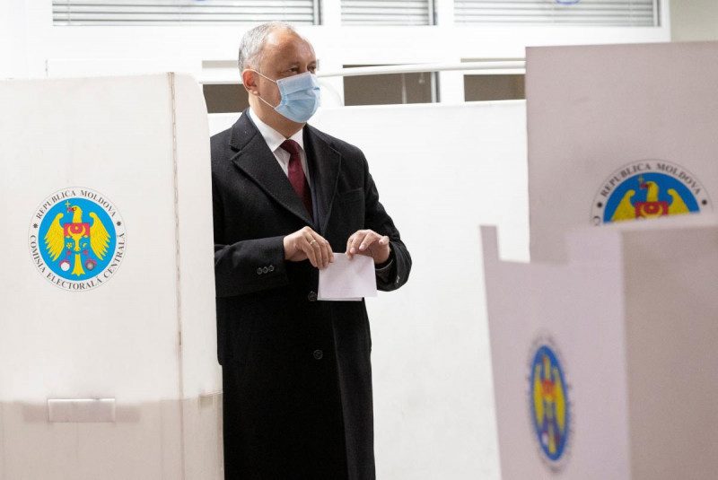 Вибори президента Молдови: Санду обігнала проросійського Додона