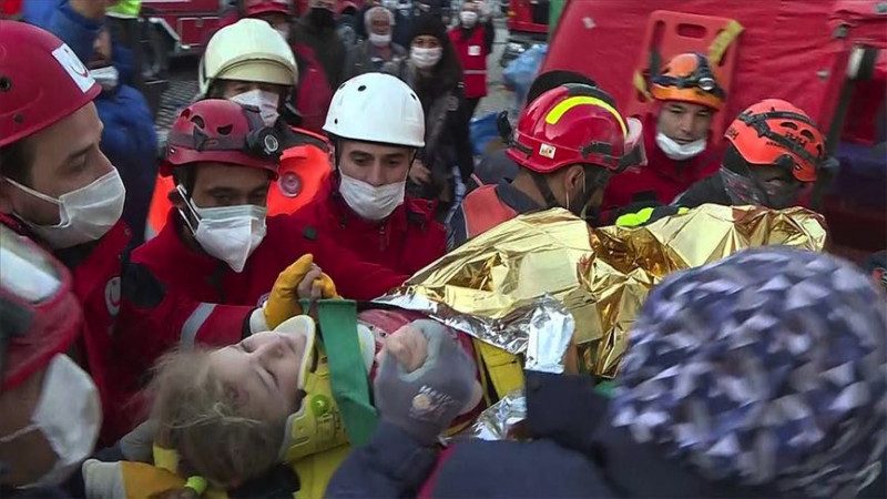 В Турции спустя 65 часов после землетрясения спасатели вытащили девочку