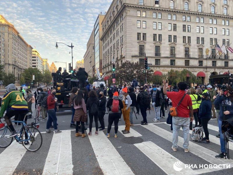 Вибори в США: копи, біти, музика та перша сутичка біля Білого дому