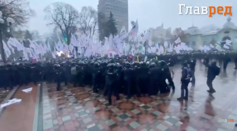 У Києві підприємці штурмують Раду: почалися затримання