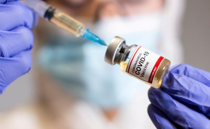 Кто лучше всего защищен от COVID-19  и помогает ли вакцинация – ответ врача