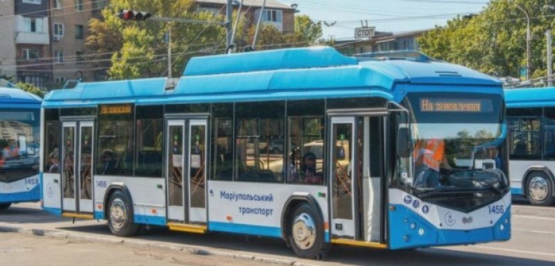 В Мариуполе в троллейбусе компания без масок после замечания избила пассажира