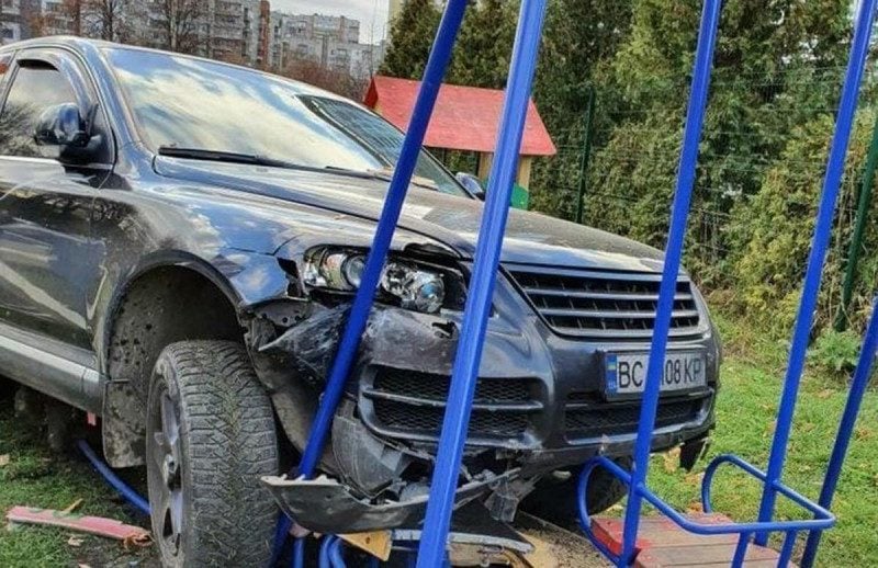 Во Львове пьяный полицейский на джипе завис на детских качелях
