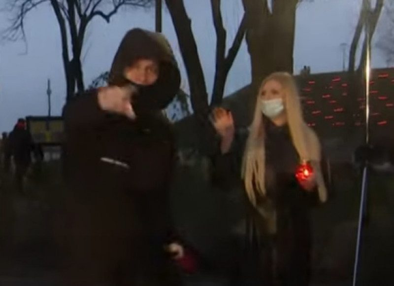 В Киеве у мемориала жертвам Голодомора на журналистку напали в прямом эфире