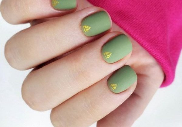 Осенний маникюр на короткие ногти 2020