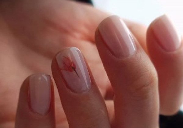 Модний нюдовий манікюр осінь 2020